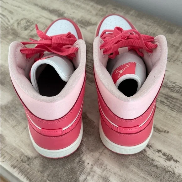 NEW Air Jordan 1 Mid "Strawberries And Cream" sneakers 8.5 - Picture 6 of 8